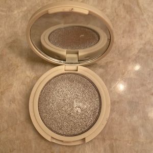 Jones Road, single eyeshadow in the color So Pretty